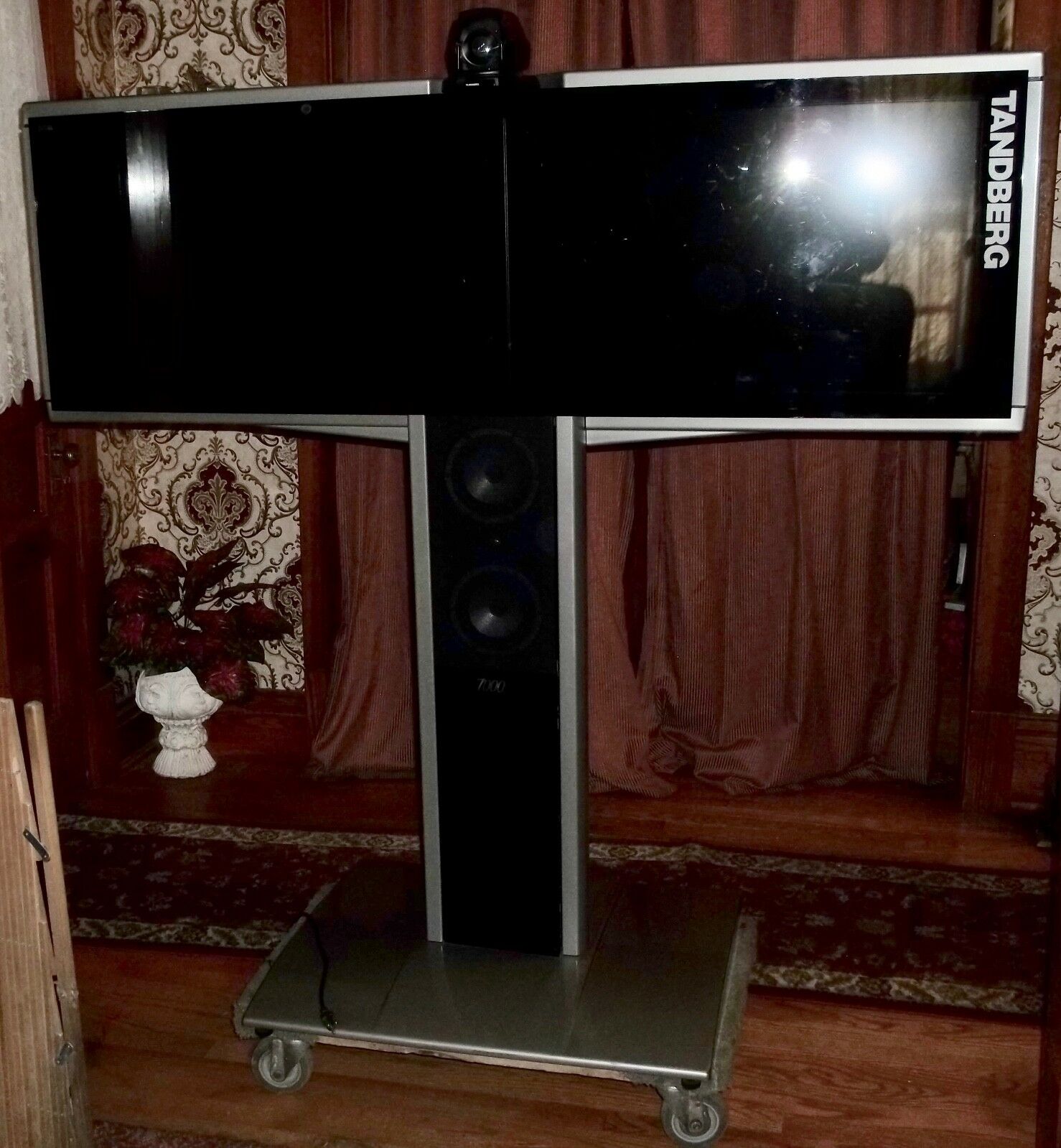 TANDBERG-7000-Video-Conference-System-TTC-60-05.jpg